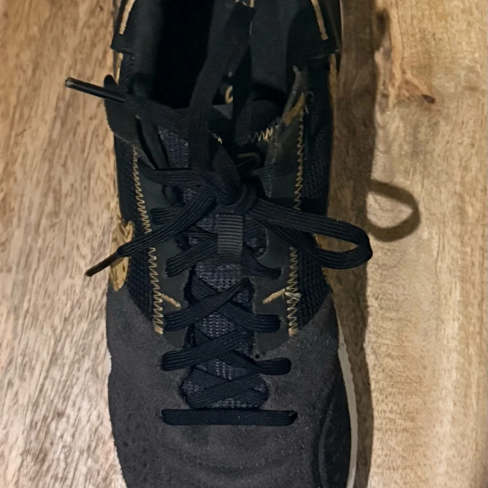 Nike Gato Indoor Soccer / Futsal Shoes – Women’s Size 6 – Barely Used